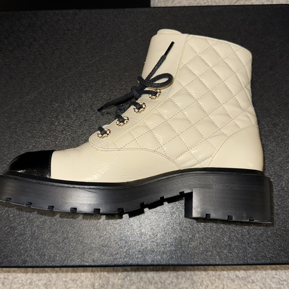 CHANEL SHINY CALFSKIN IVORY & BLACK LACE UP BOOTS - Picture 14 of 17